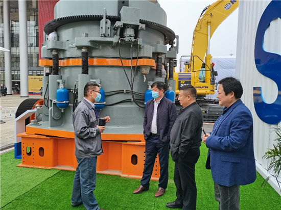 客戶現(xiàn)場參觀雙金1800多缸液壓破碎機(jī)