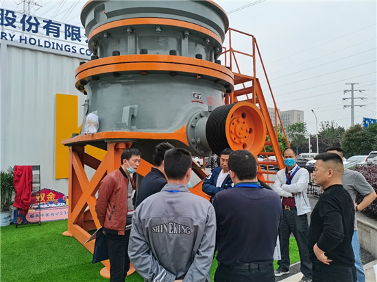 客戶參觀雙金機(jī)械小型液壓旋回破碎機(jī)