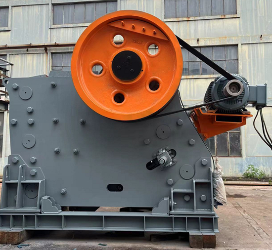 雙金SJ.V.1100歐版顎式破碎機(jī)試機(jī)現(xiàn)場(chǎng)