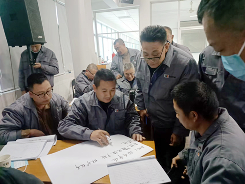 售后小組正在進(jìn)行交流討論