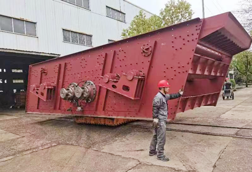振動篩從車間運往試機(jī)平臺